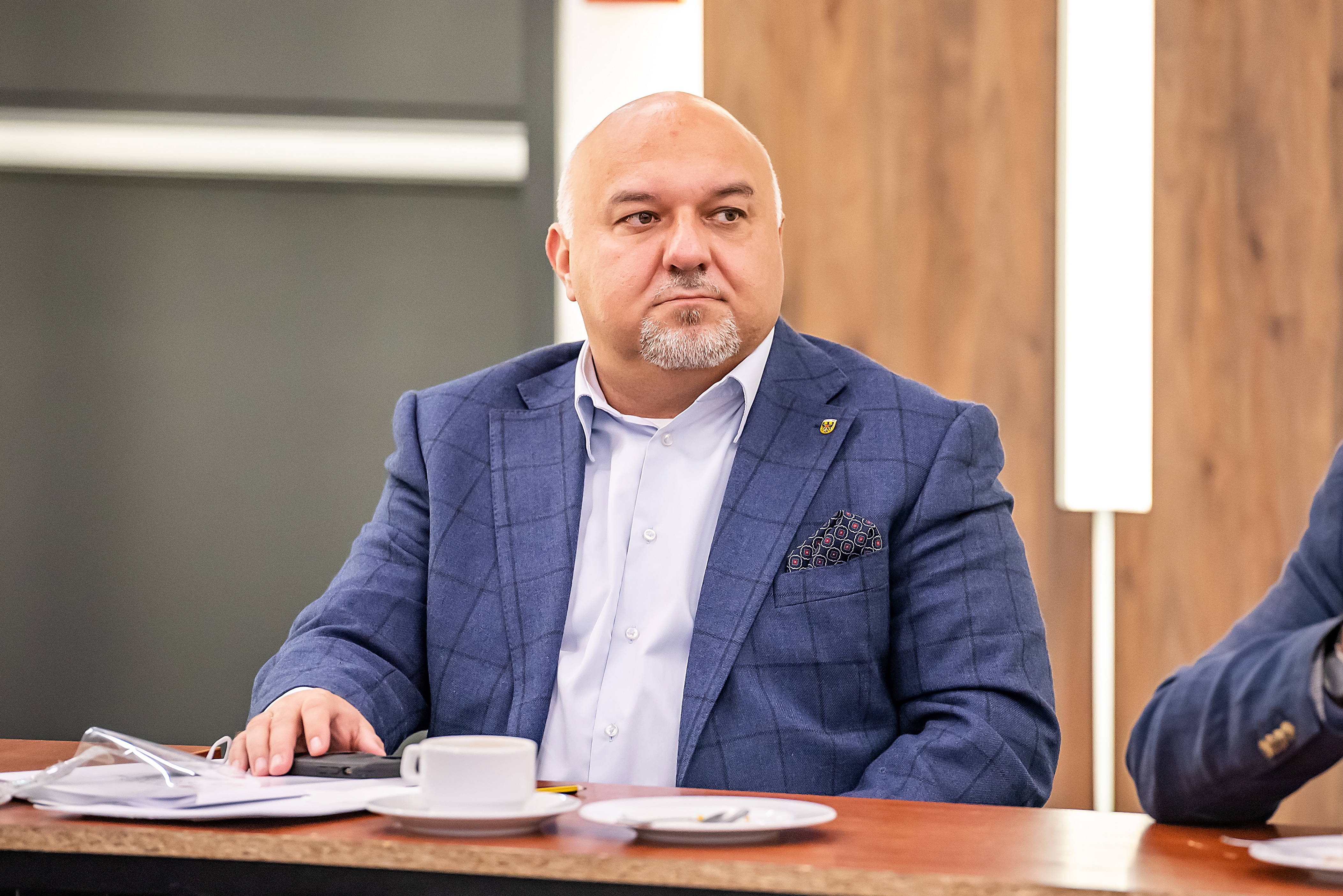 „To próba zrzucenia odpowiedzialności na samorządy” – wywiad z Jarosławem Dudkowiakiem 
