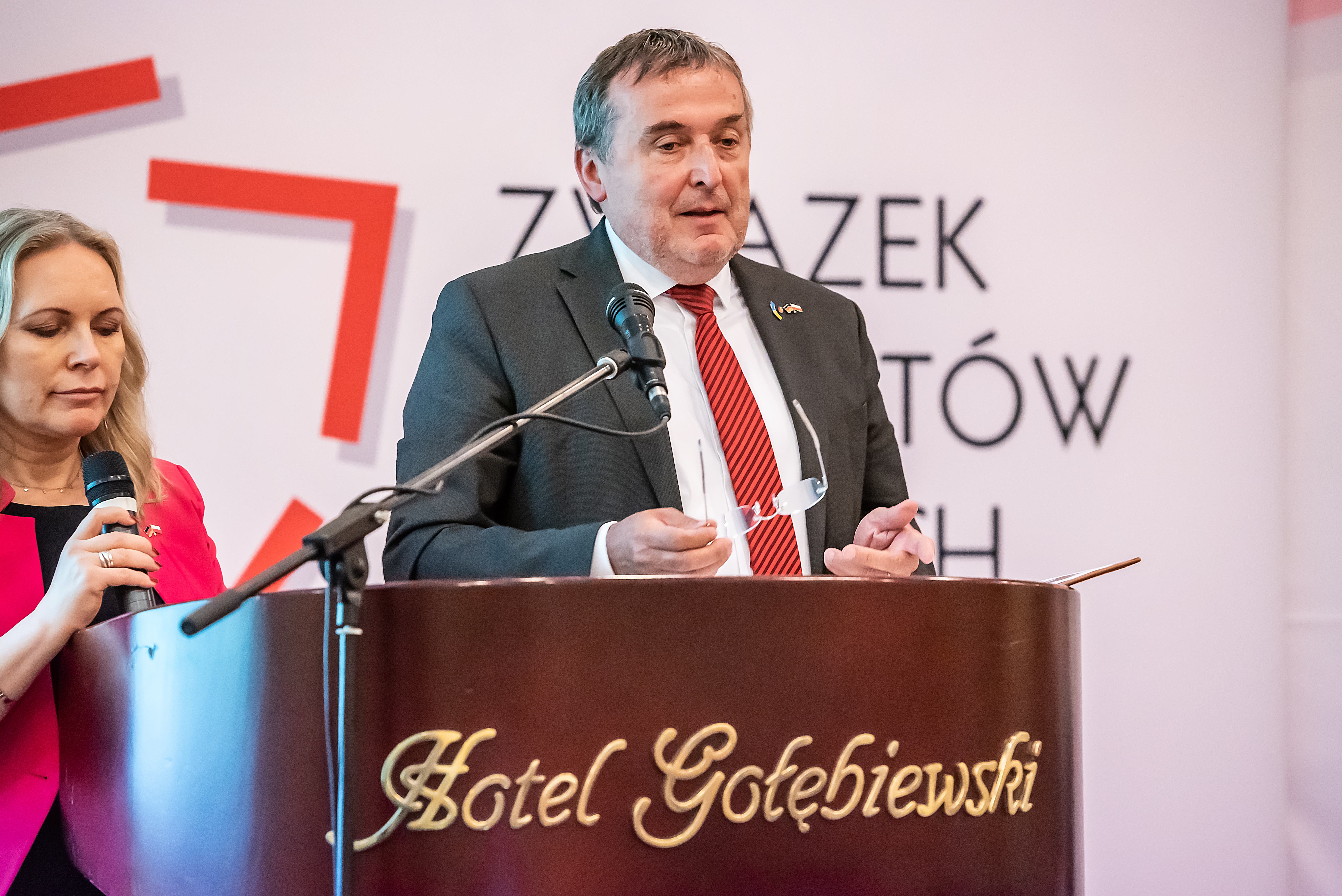Współpraca międzynarodowa w cieniu wojny w Ukrainie - wywiad z dr. Theophilem Gallo